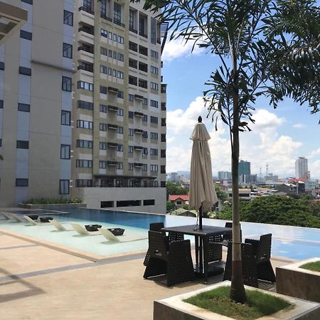 The Persimmon Studios Near Ayala And Sm City Cebu Extérieur photo